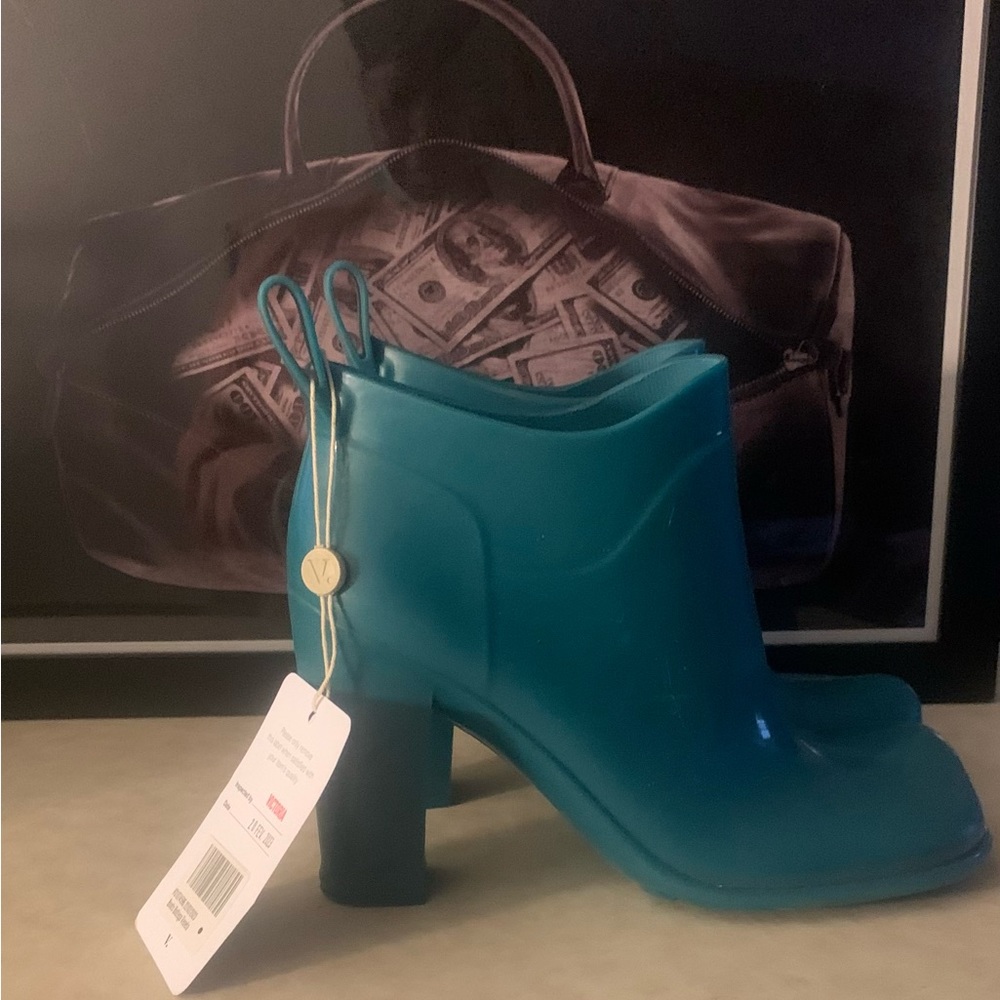 Bottega Veneta rubber ankle boots to add to your shoe wardrobe 🔥they are so fly